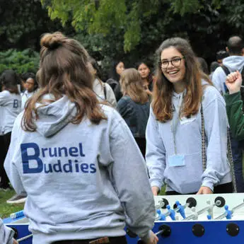 Brunel Buddies student ambassadors playing a game at ϲϿ